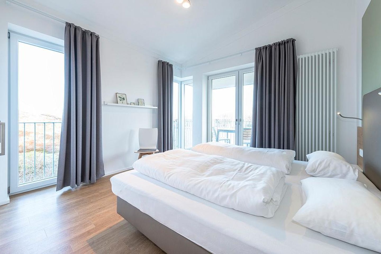 Apartmentvilla Anna See Apartmentvilla Anna See 3-10 Langeoog - Schlafzimmer mit Zugang zum Balkon