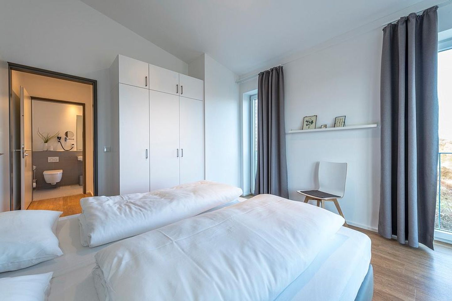 Apartmentvilla Anna See Apartmentvilla Anna See 3-10 Langeoog - Schlafzimmer mit Boxspringbett und Kleiderschrank