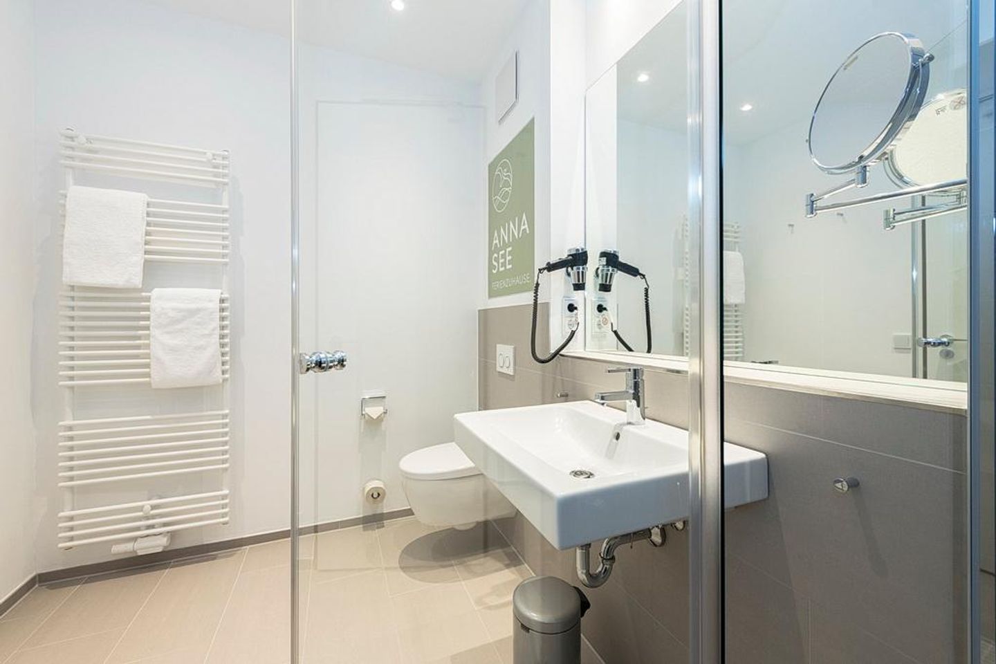 Apartmentvilla Anna See Apartmentvilla Anna See 3-10 Langeoog - Badezimmer mit WC, Waschtisch und Spiegel