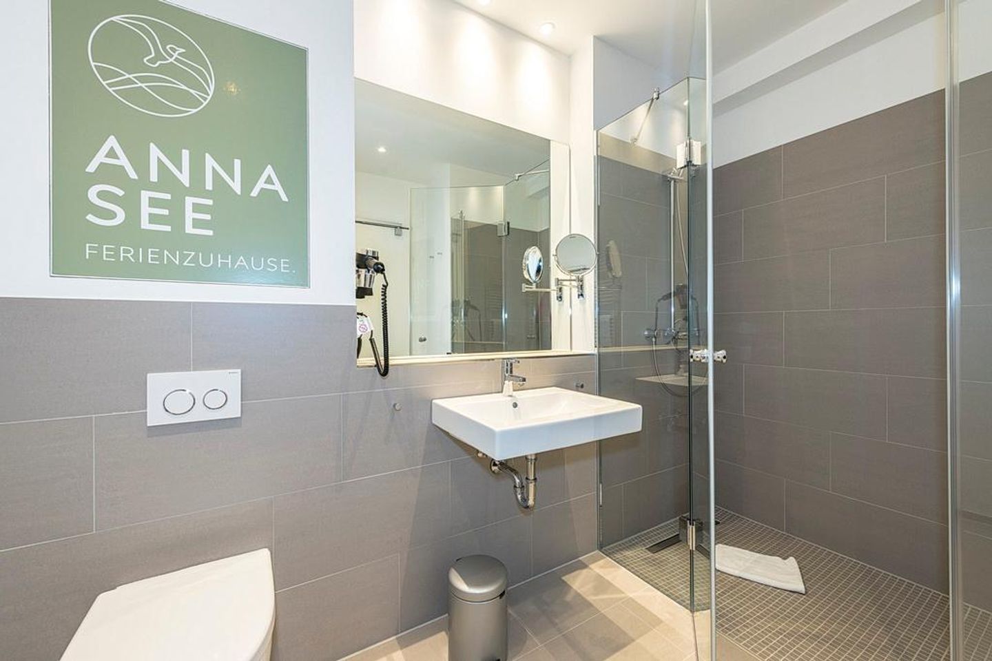 Apartmentvilla Anna See Apartmentvilla Anna See 3-10 Langeoog - Badezimmer mit Dusche, WC, Waschtisch und Spiegel