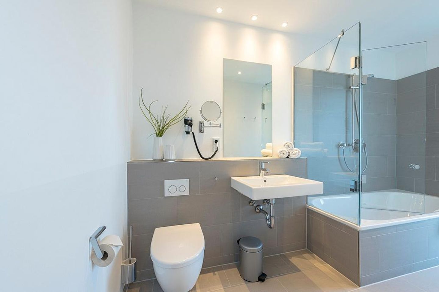 Apartmentvilla Anna See Apartmentvilla Anna See 3-10 Langeoog - Badezimmer mit WC, Waschtisch und Spiegel