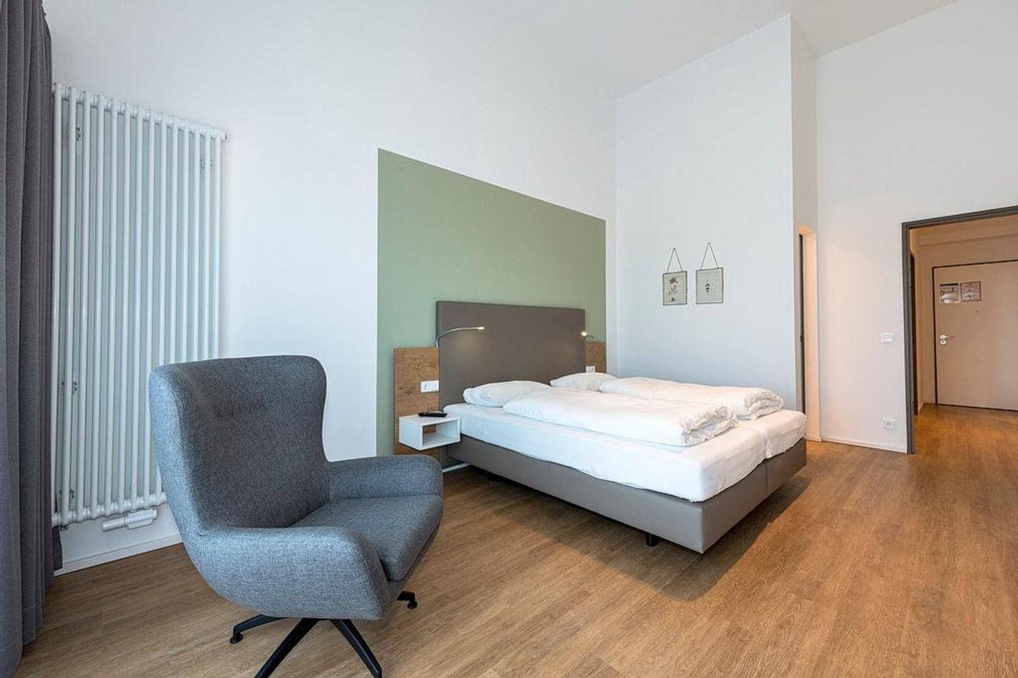 Apartmentvilla Anna See Apartmentvilla Anna See 3-11 Langeoog - Schlafzimmer mit Doppelbett und Sessel