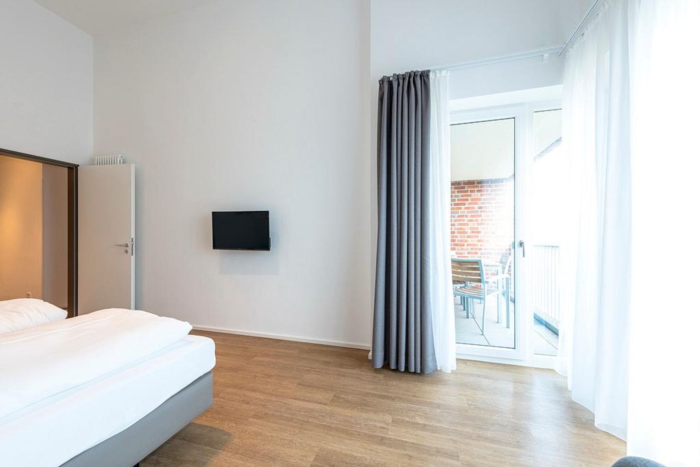 Apartmentvilla Anna See Apartmentvilla Anna See 3-11 Langeoog - Schlafzimmer mit Zugang zum Balkon