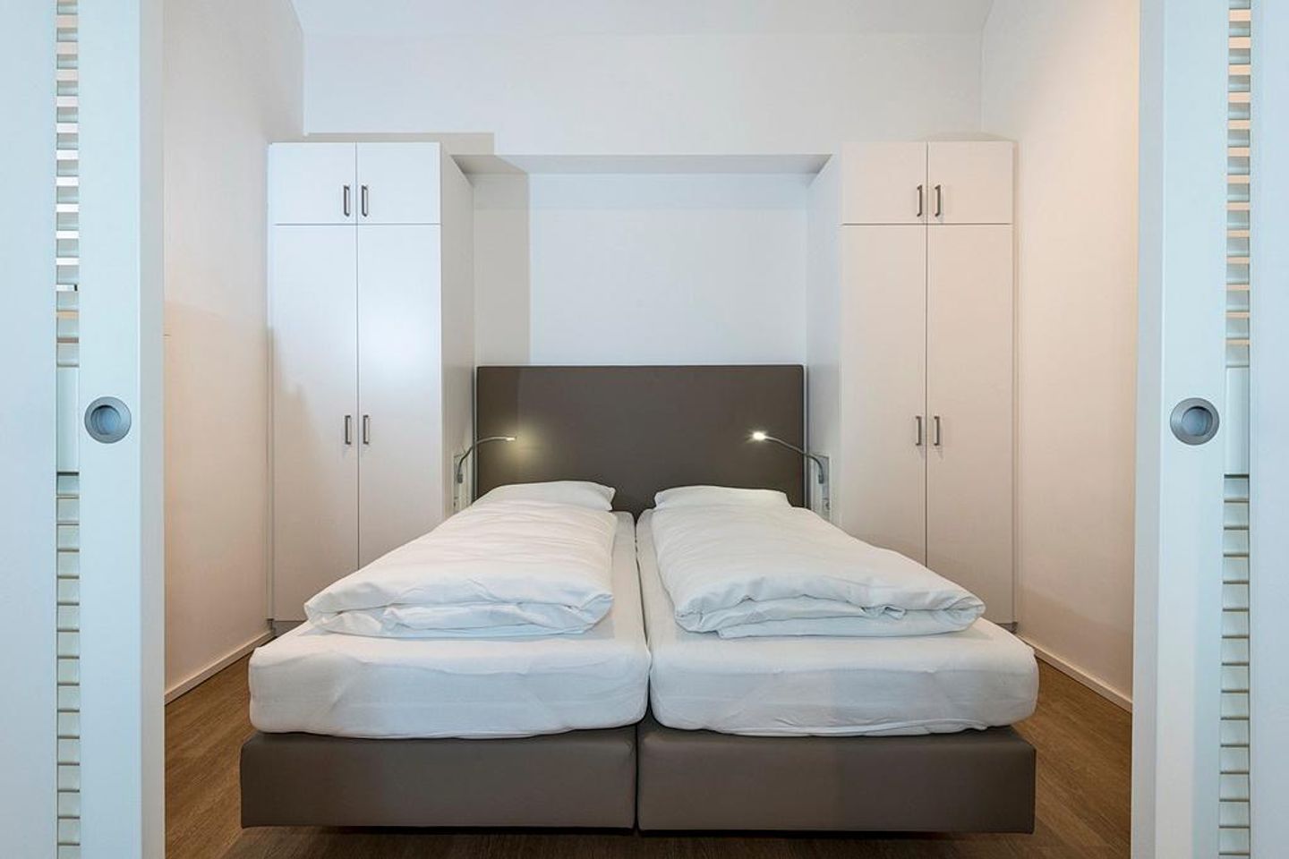 Apartmentvilla Anna See Apartmentvilla Anna See 3-11 Langeoog - Schlafzimmer mit Doppelbett und Kleiderschrank