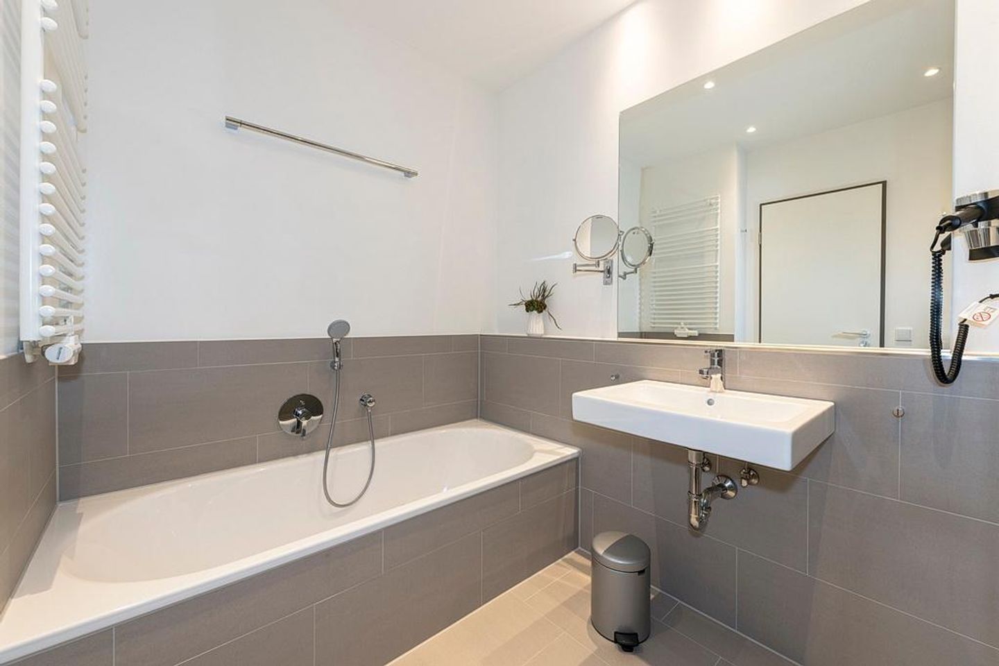 Apartmentvilla Anna See Apartmentvilla Anna See 3-11 Langeoog - Badezimmer mit Badewanne, Waschtisch und Spiegel