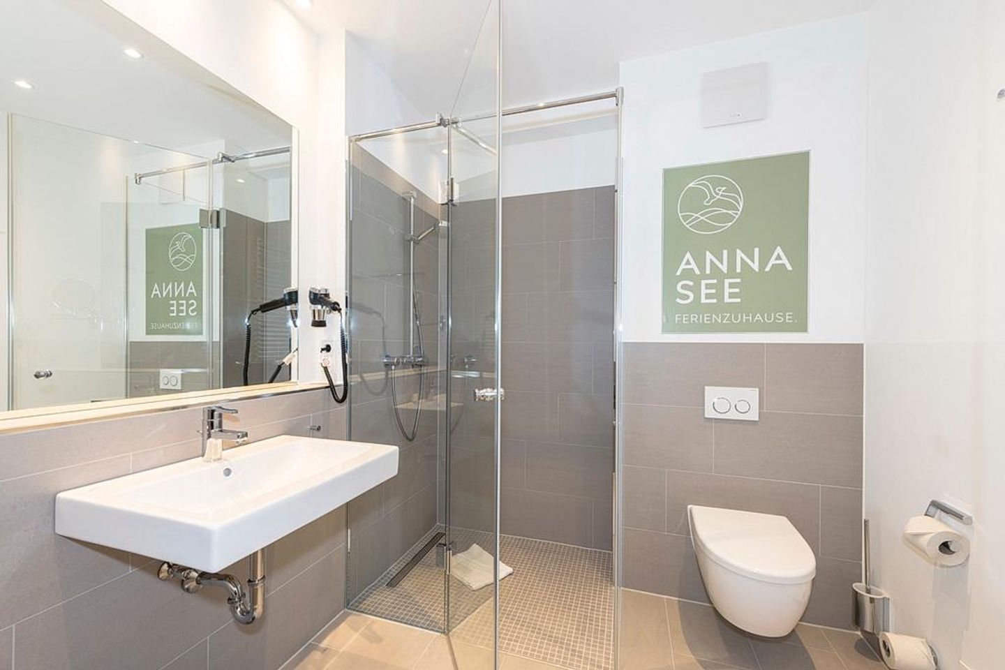 Apartmentvilla Anna See Apartmentvilla Anna See 3-11 Langeoog - Badezimmer mit Dusche, Waschtisch, WC und Spiegel