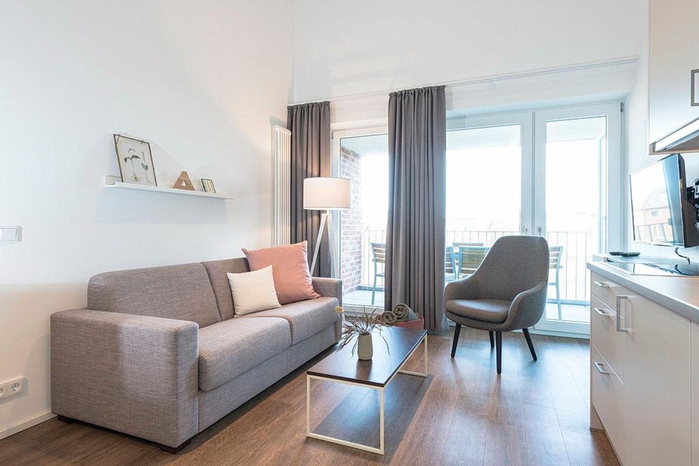 Apartmentvilla Anna See Apartmentvilla Anna See 3-12 Langeoog - Wohnzimmer mit Schlafcouch und Sessel