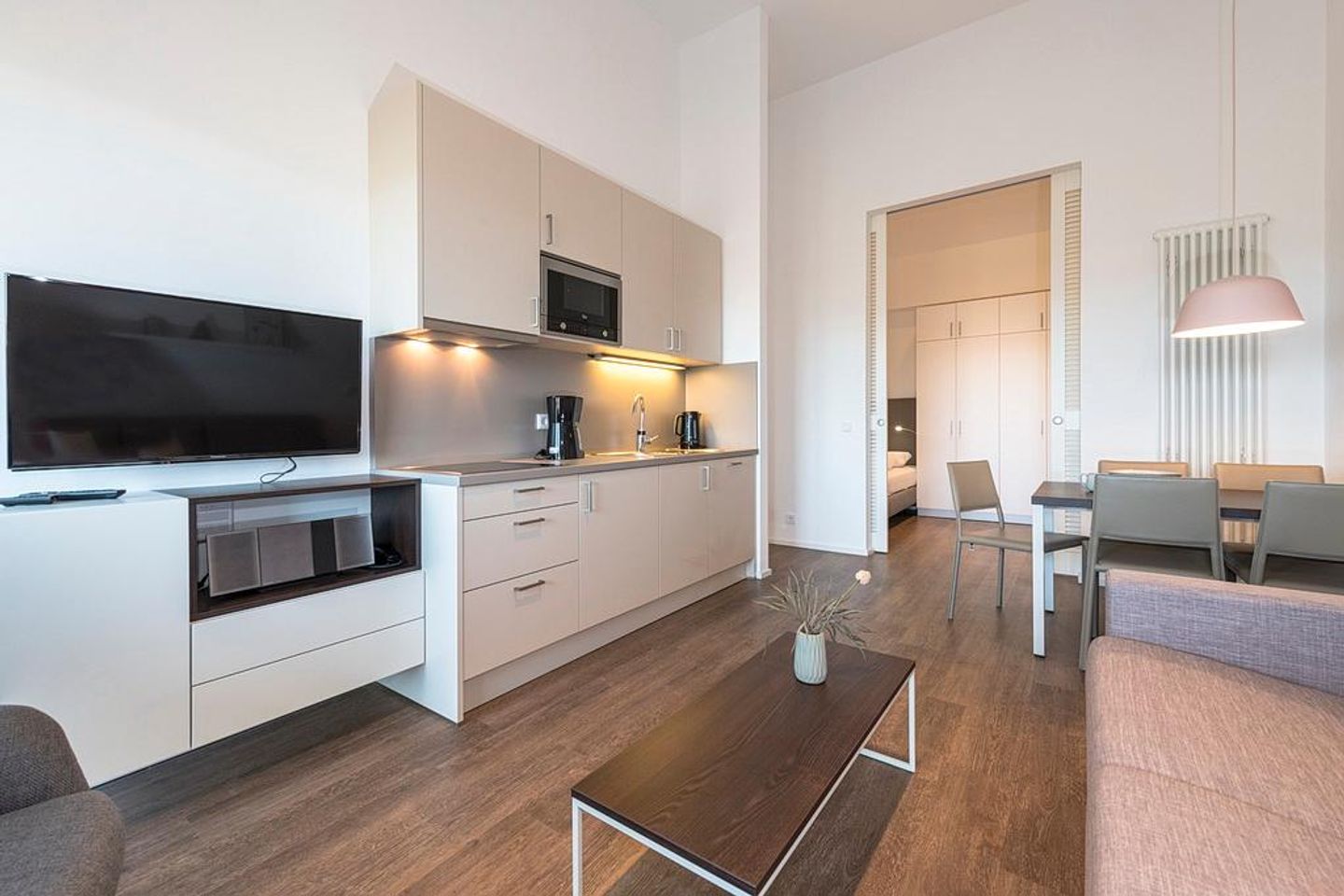 Apartmentvilla Anna See Apartmentvilla Anna See 3-12 Langeoog - Wohn-Essbereich mit Küchenzeile und TV