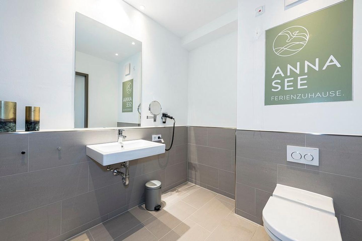 Apartmentvilla Anna See Apartmentvilla Anna See 3-12 Langeoog - Badezimmer mit WC, Waschtisch und Spiegel