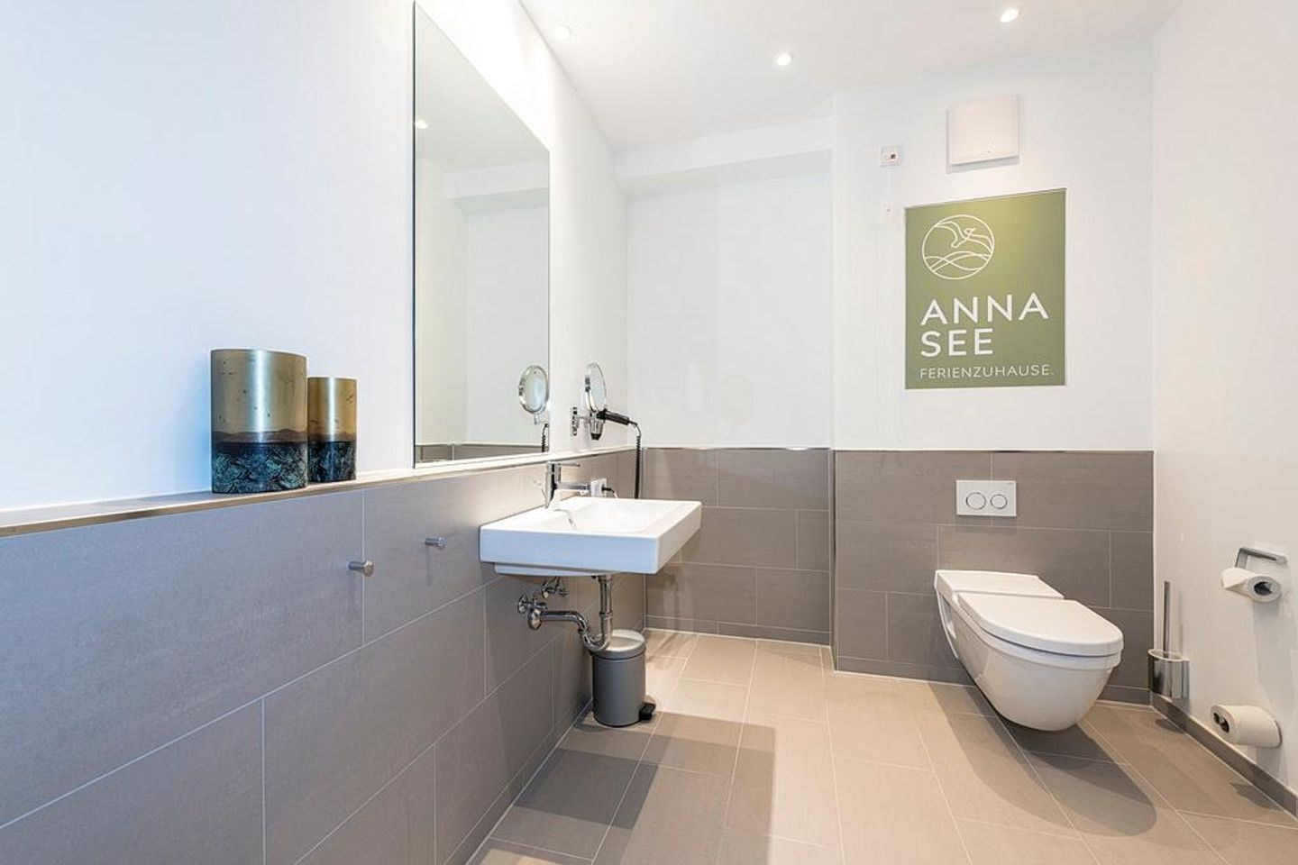 Apartmentvilla Anna See Apartmentvilla Anna See 3-12 Langeoog - Badezimmer mit WC, Waschtisch und Spiegel