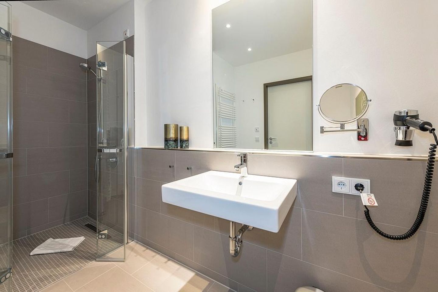 Apartmentvilla Anna See Apartmentvilla Anna See 3-12 Langeoog - Badezimmer mit Dusche, Waschtisch und Spiegel