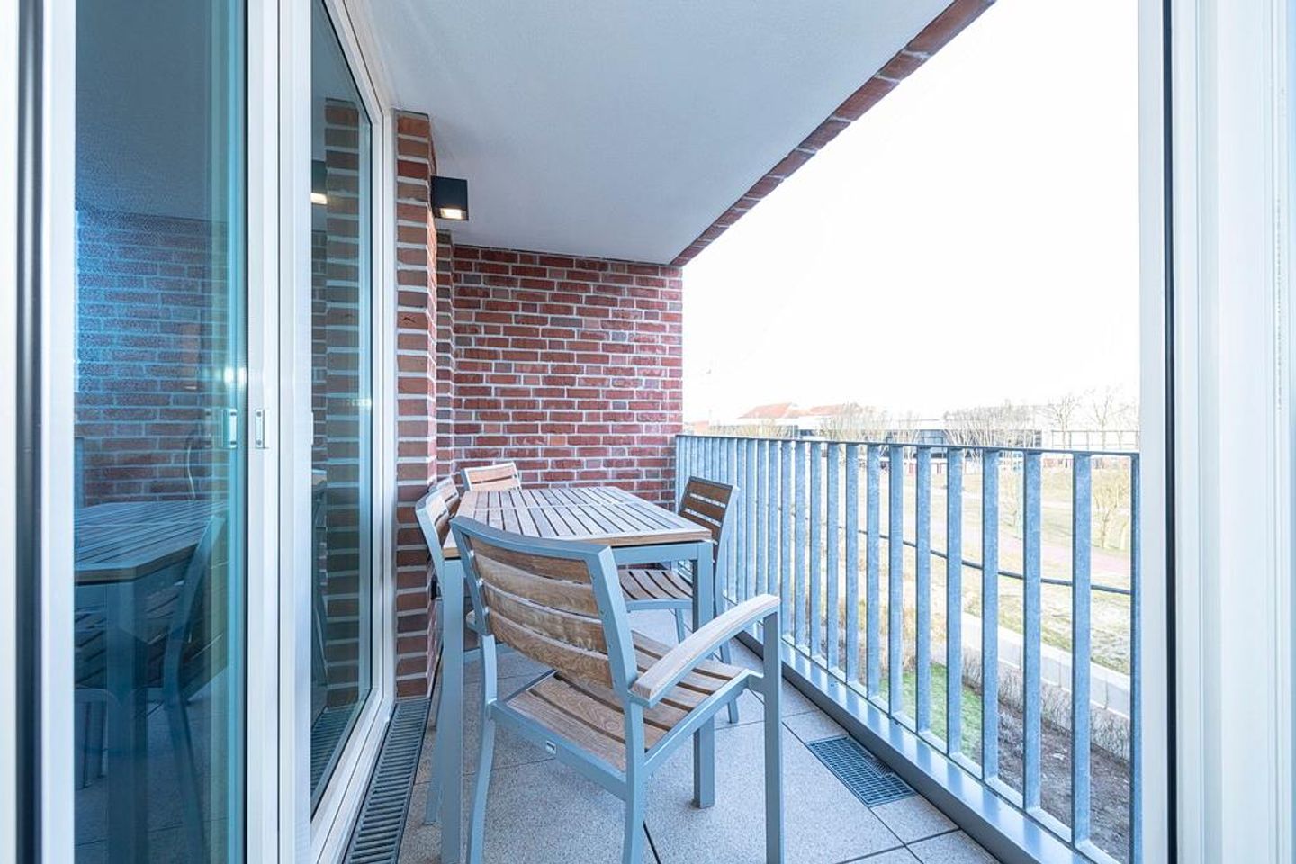 Apartmentvilla Anna See Apartmentvilla Anna See 3-12 Langeoog - Überdachter Balkon mit Sitzgelegenheit