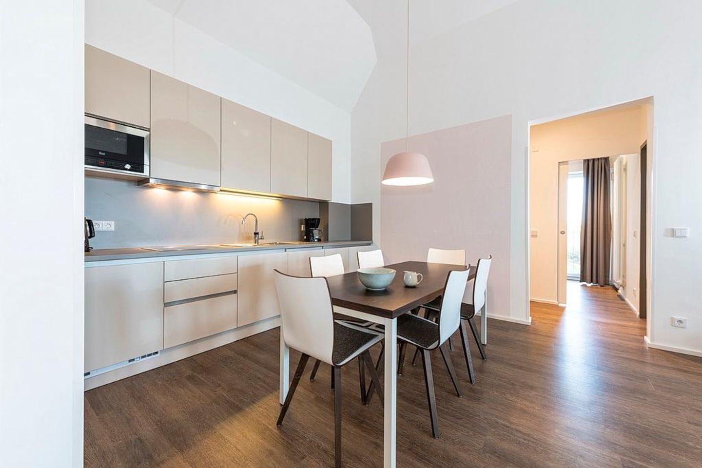 Apartmentvilla Anna See Apartmentvilla Anna See 3-13 Langeoog - Wohn-Essbereich mit Esstisch, Sitzgelegenheiten und Küchenzeile