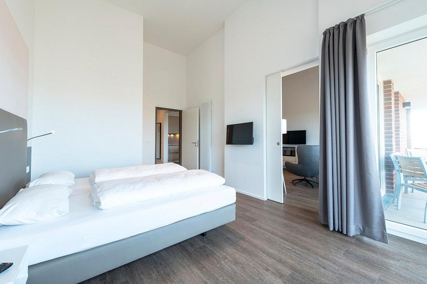 Apartmentvilla Anna See Apartmentvilla Anna See 3-13 Langeoog - Schlafzimmer mit Zugang zum Balkon