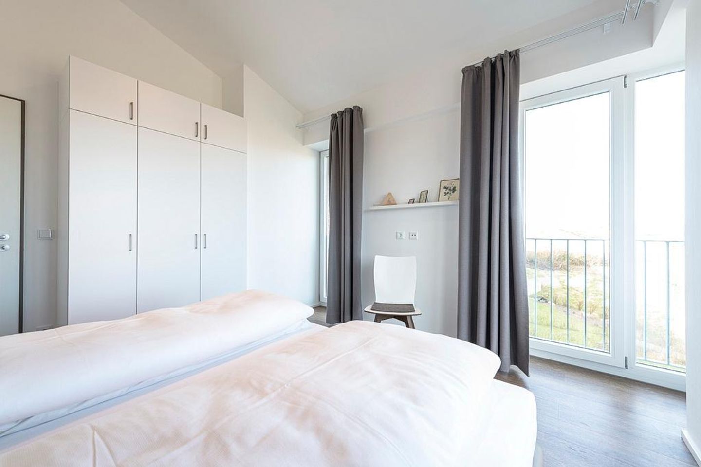 Apartmentvilla Anna See Apartmentvilla Anna See 3-13 Langeoog - Schlafzimmer mit Boxspringbett und Kleiderschrank