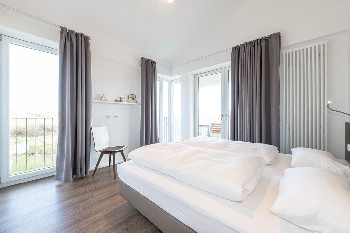 Apartmentvilla Anna See Apartmentvilla Anna See 3-13 Langeoog - Schlafzimmer mit Zugang zum Balkon