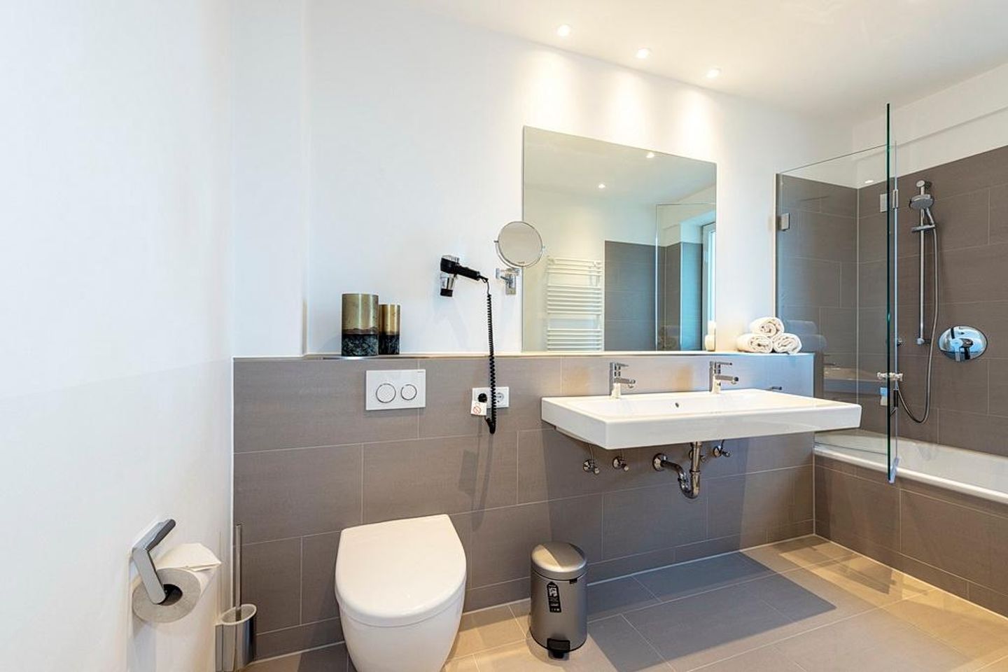 Apartmentvilla Anna See Apartmentvilla Anna See 3-13 Langeoog - Badezimmer mit WC, Waschtisch und Spiegel