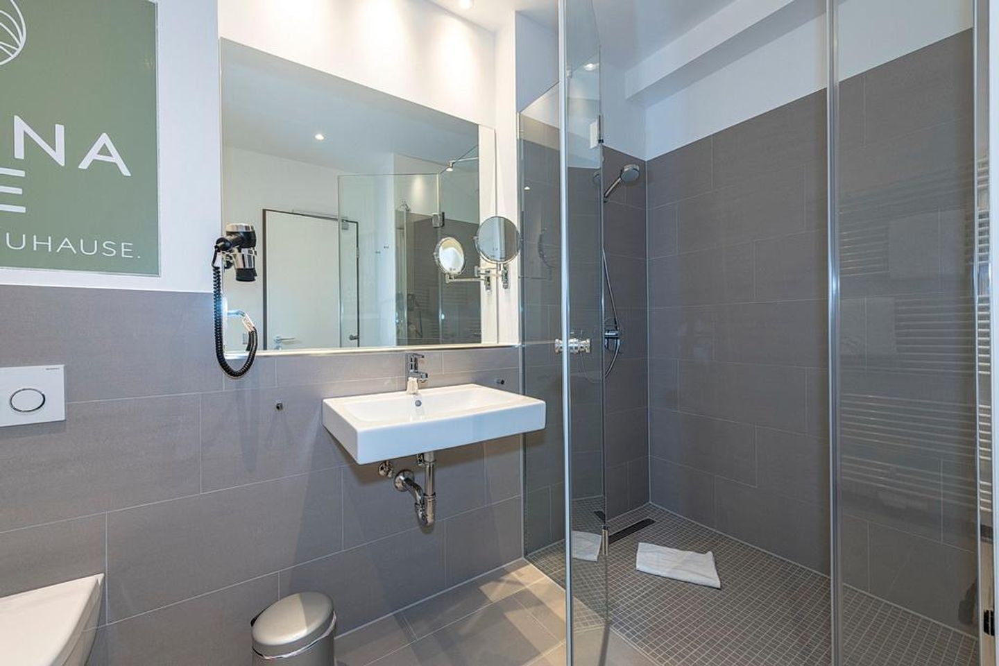 Apartmentvilla Anna See Apartmentvilla Anna See 3-13 Langeoog - Badezimmer mit Dusche, Waschtisch, WC und Spiegel