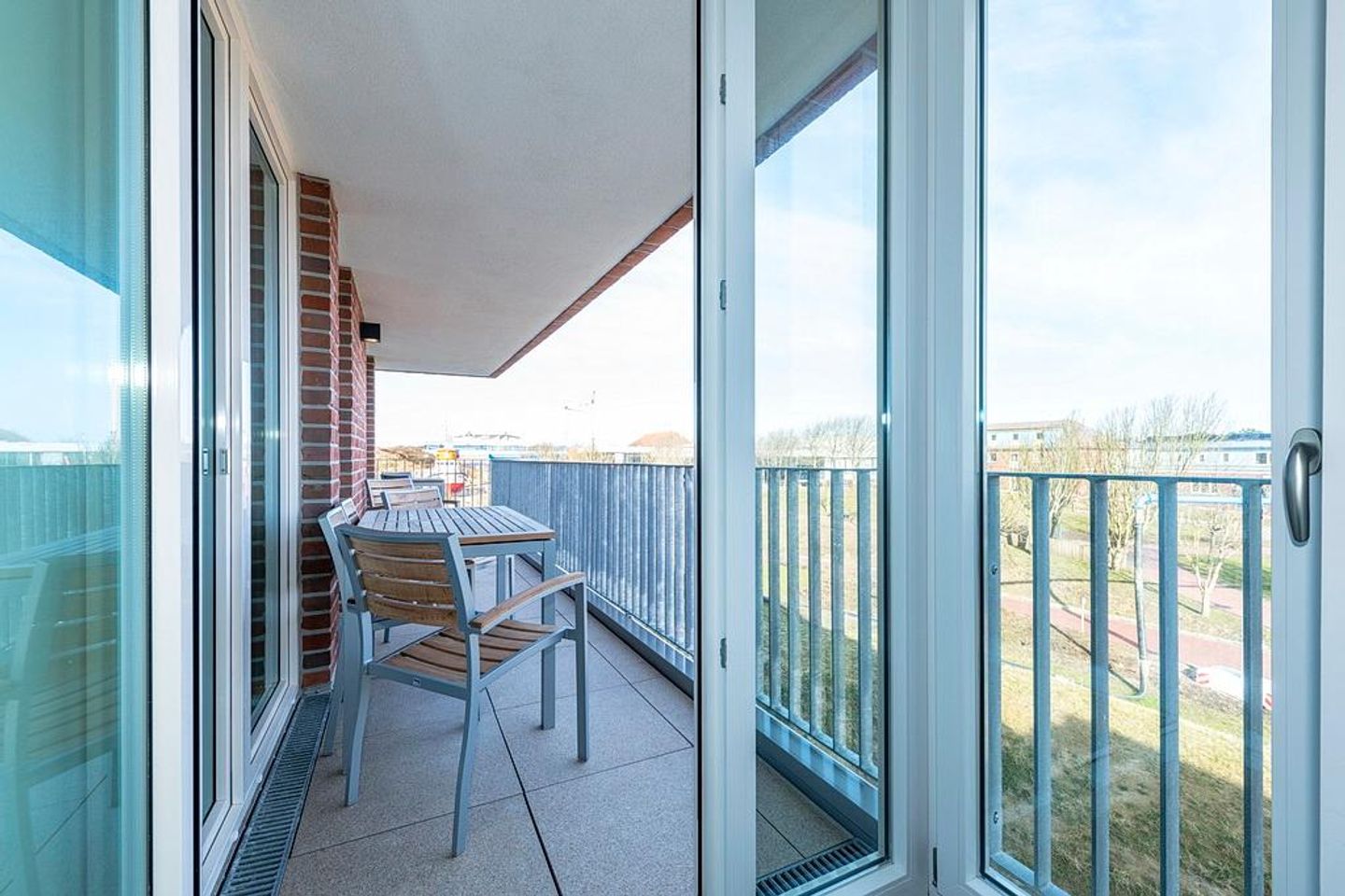 Apartmentvilla Anna See Apartmentvilla Anna See 3-13 Langeoog - Überdachter Balkon mit Sitzgelegenheit