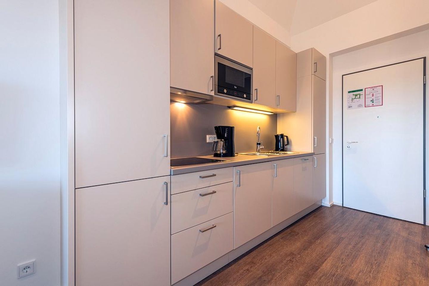 Apartmentvilla Anna See Apartmentvilla Anna See 3-14 Langeoog - Küchenzeile mit Mikrowelle