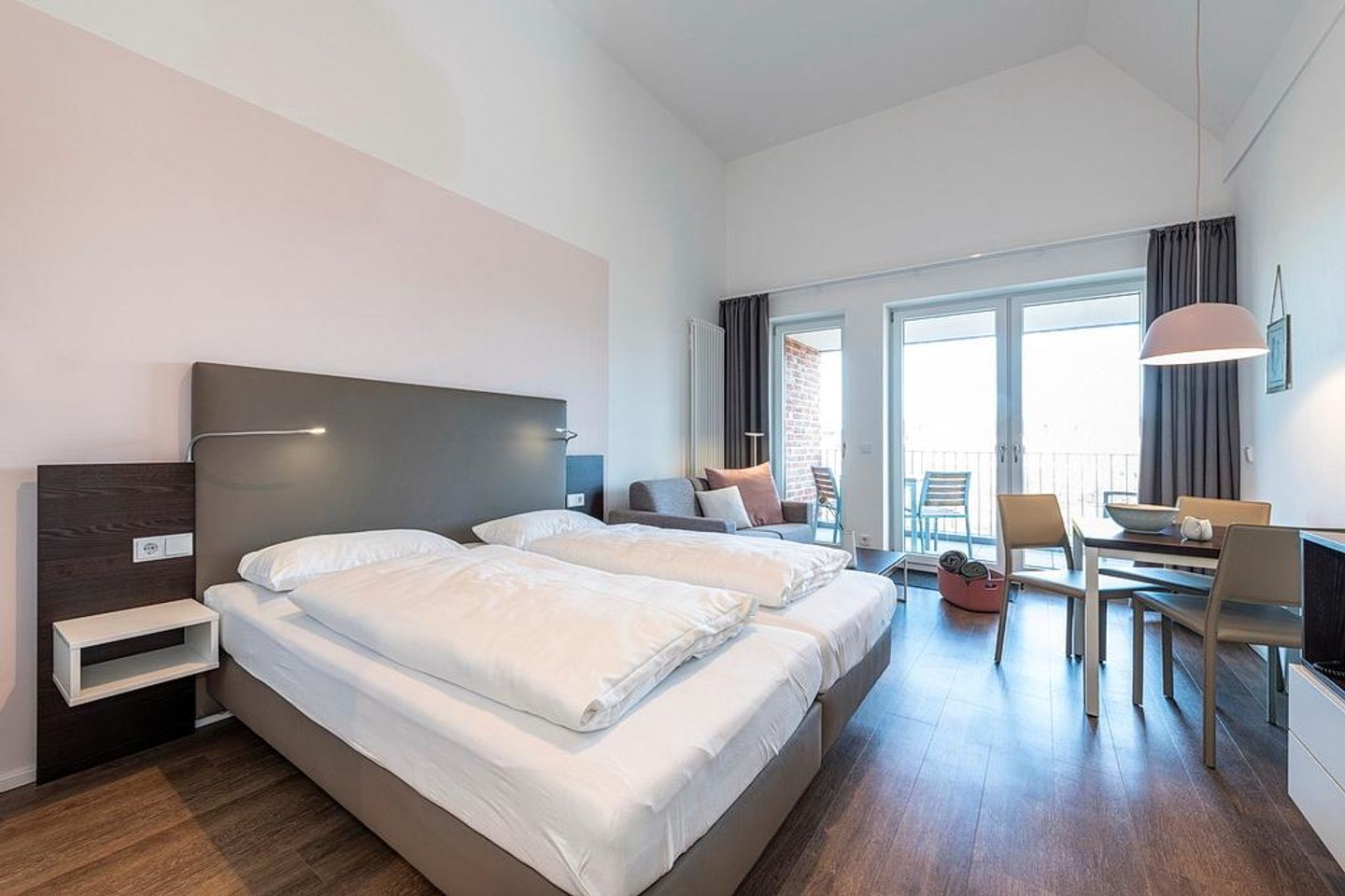 Apartmentvilla Anna See Apartmentvilla Anna See 3-14 Langeoog - Wohn-Schlafbereich mit Zugang zum Balkon