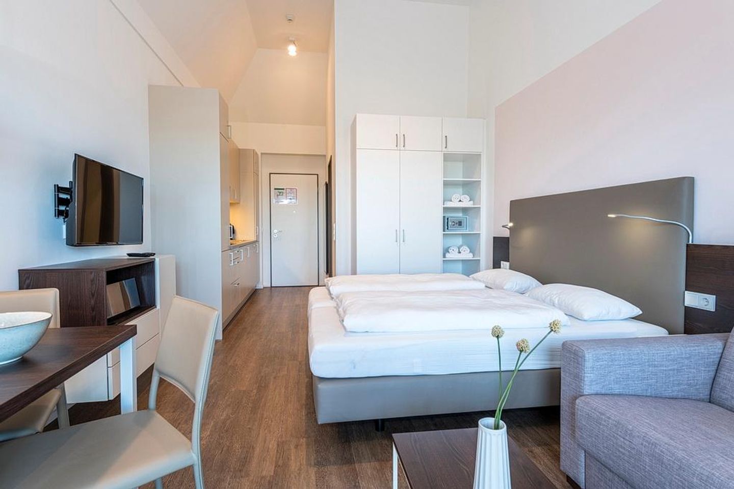 Apartmentvilla Anna See Apartmentvilla Anna See 3-14 Langeoog - Wohn-Schlafbereich mit Kleiderschrank