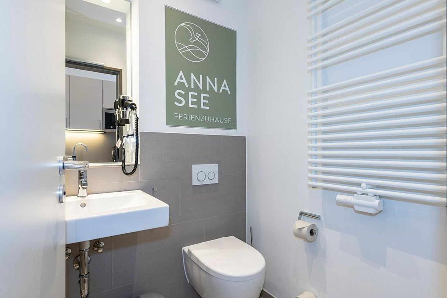 Apartmentvilla Anna See Apartmentvilla Anna See 3-14 Langeoog - Badezimmer mit WC, Waschtisch und Spiegel