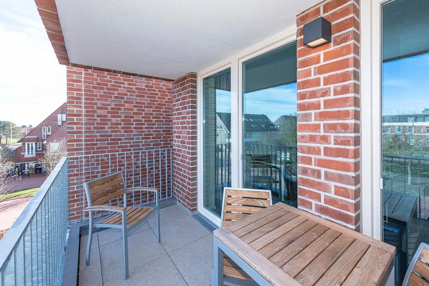 Apartmentvilla Anna See Apartmentvilla Anna See 3-14 Langeoog - Überdachter Balkon mit Sitzgelegenheit