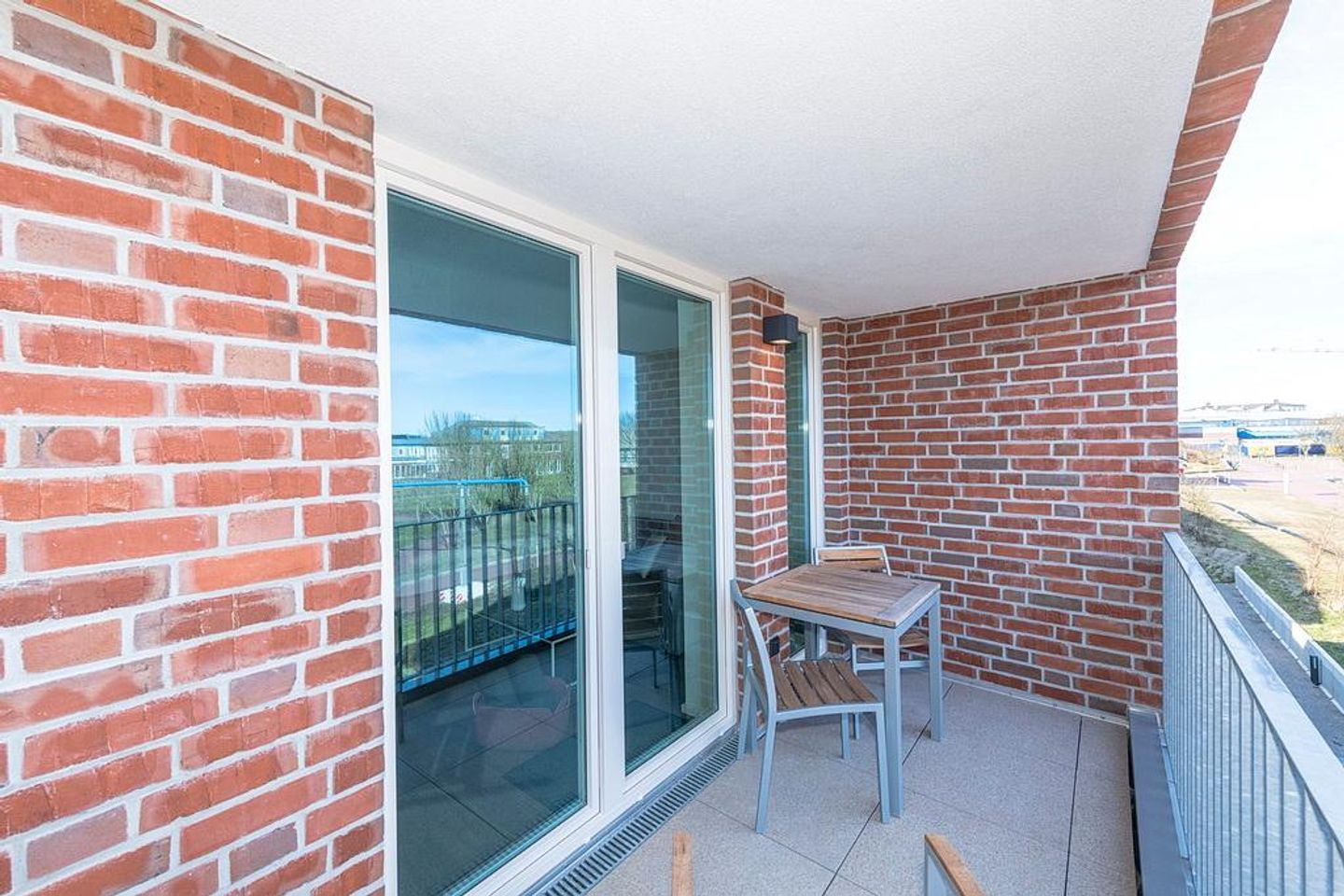 Apartmentvilla Anna See Apartmentvilla Anna See 3-14 Langeoog - Überdachter Balkon mit Sitzgelegenheit