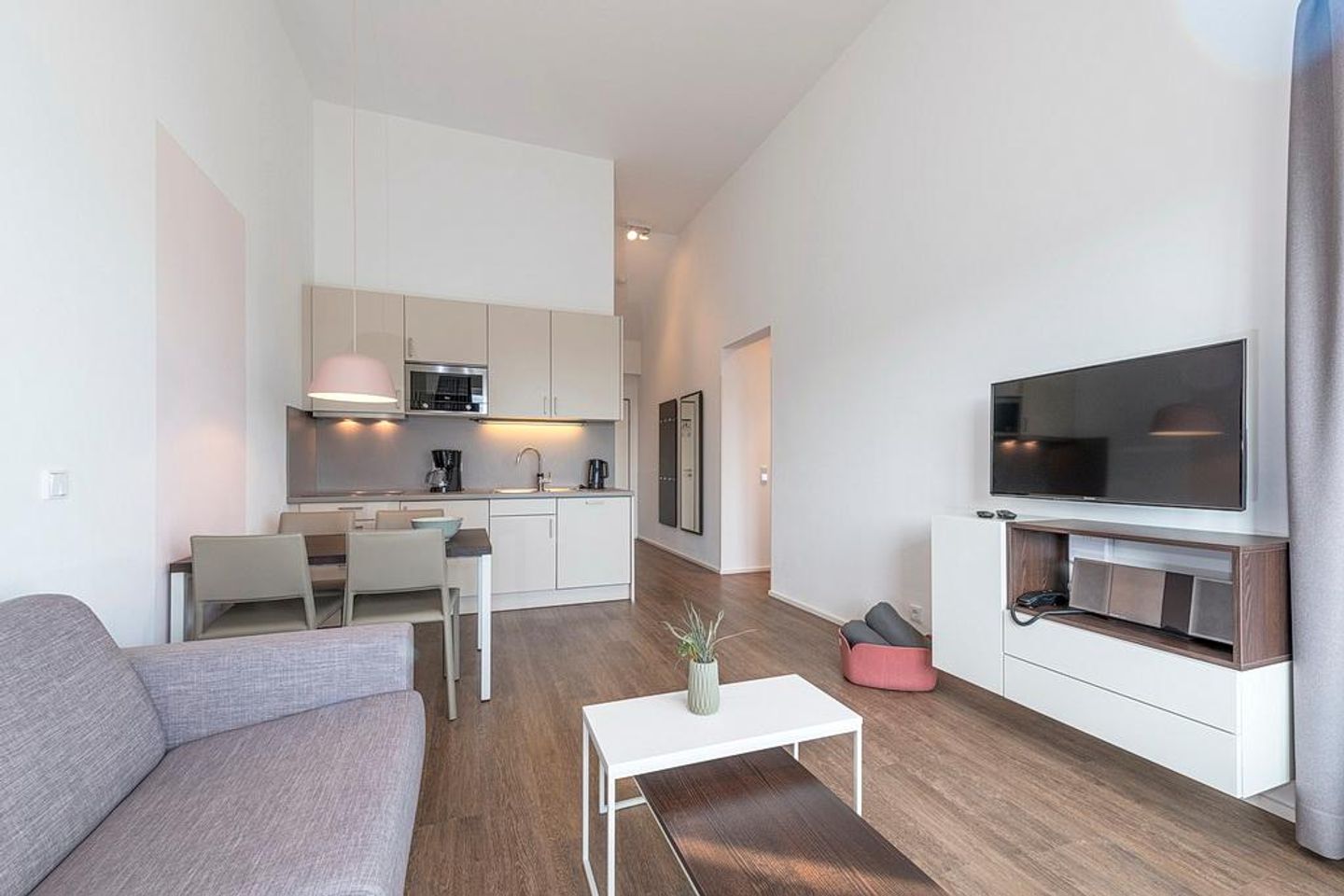 Apartmentvilla Anna See Apartmentvilla Anna See 3-15 Langeoog - Wohn-Essbereich mit Sitzgelegenheit und TV