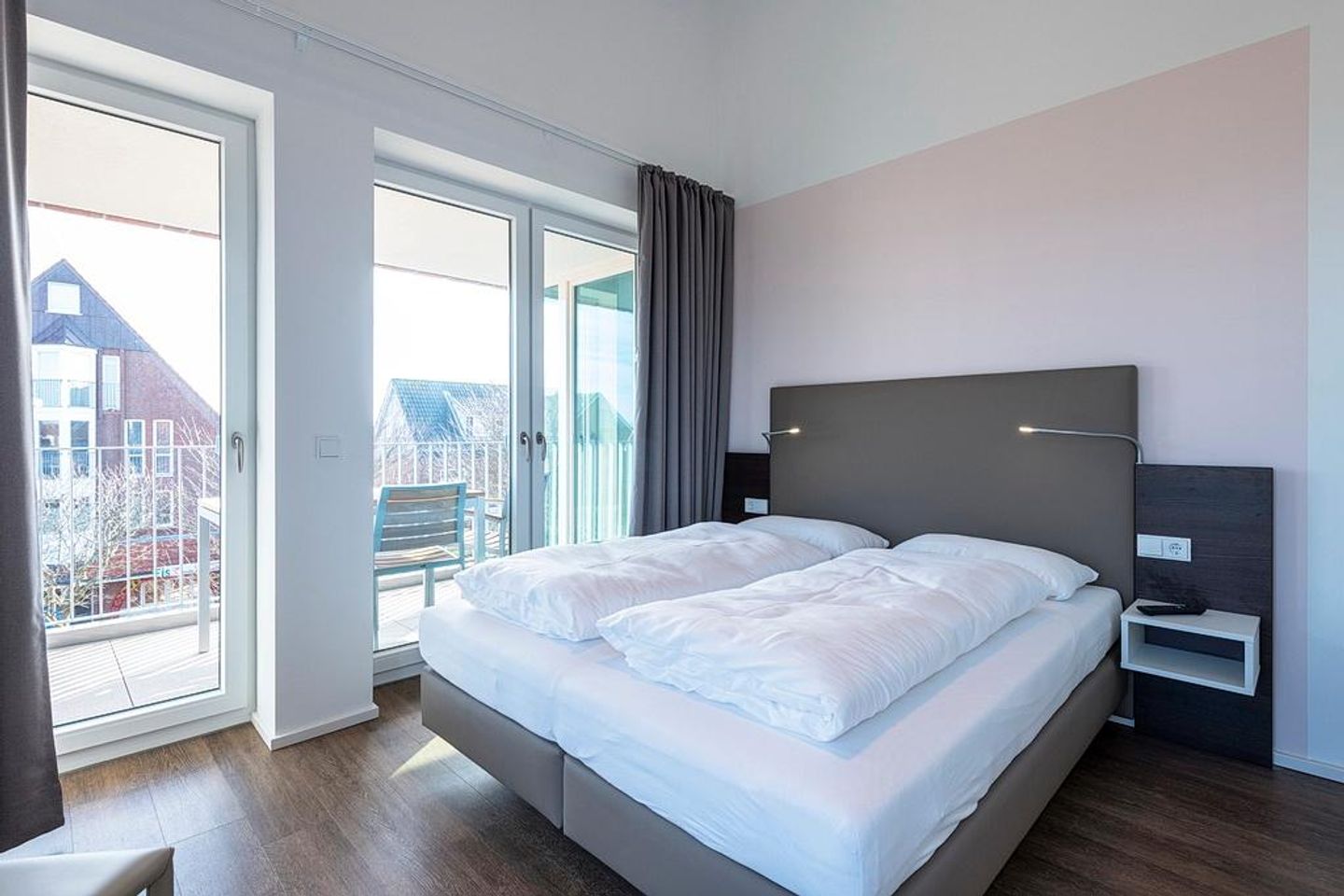 Apartmentvilla Anna See Apartmentvilla Anna See 3-15 Langeoog - Schlafzimmer mit Zugang zum Balkon