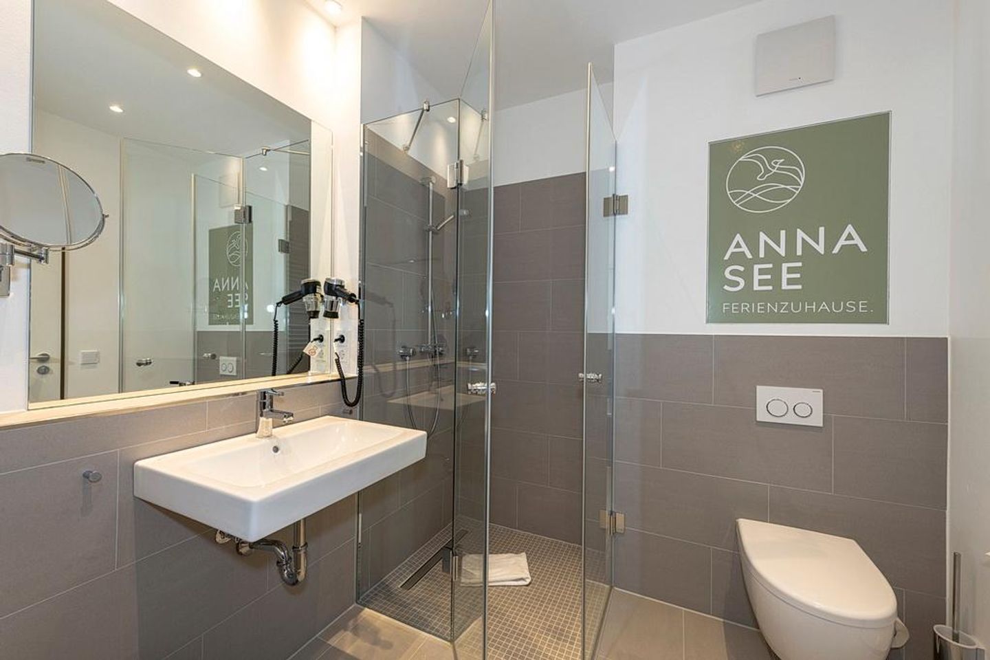 Apartmentvilla Anna See Apartmentvilla Anna See 3-15 Langeoog - Badezimmer mit Dusche, WC und Waschtisch
