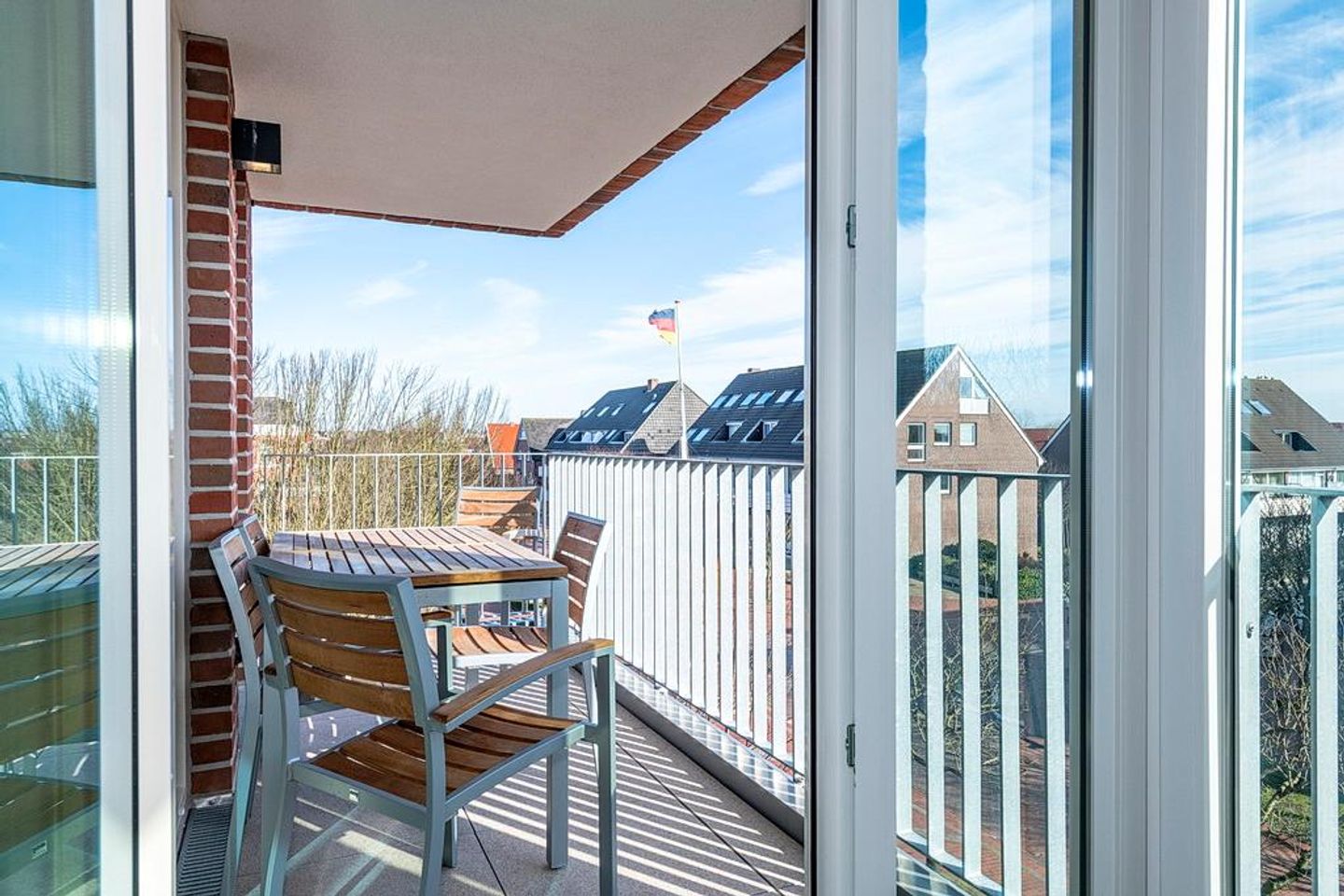 Apartmentvilla Anna See Apartmentvilla Anna See 3-15 Langeoog - Überdachter Balkon mit Sitzgelegenheit