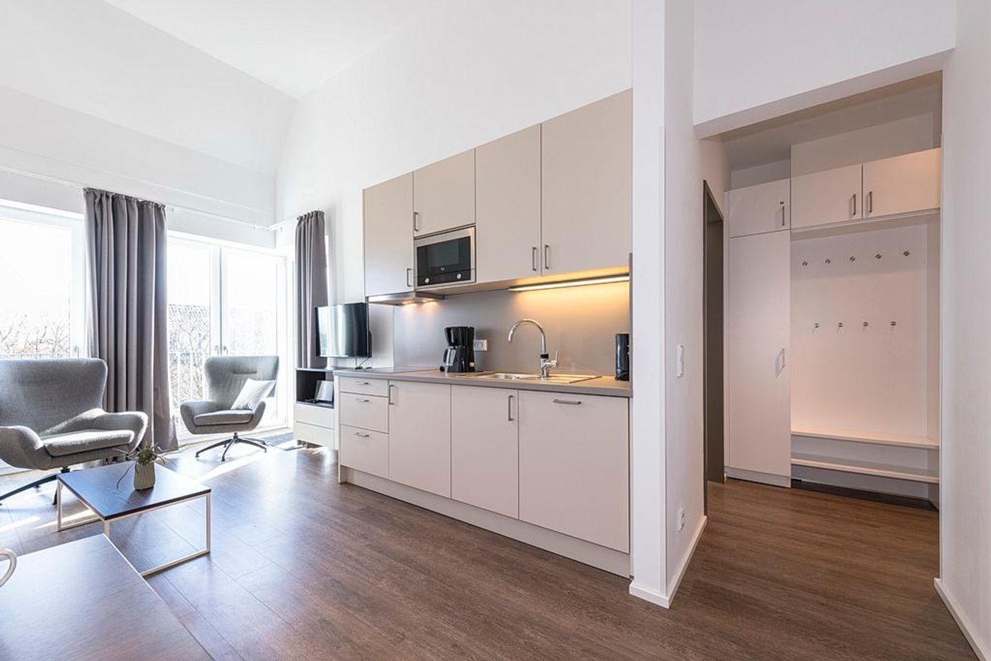 Apartmentvilla Anna See Apartmentvilla Anna See 3-16 Langeoog - Küchenzeile mit Mikrowelle