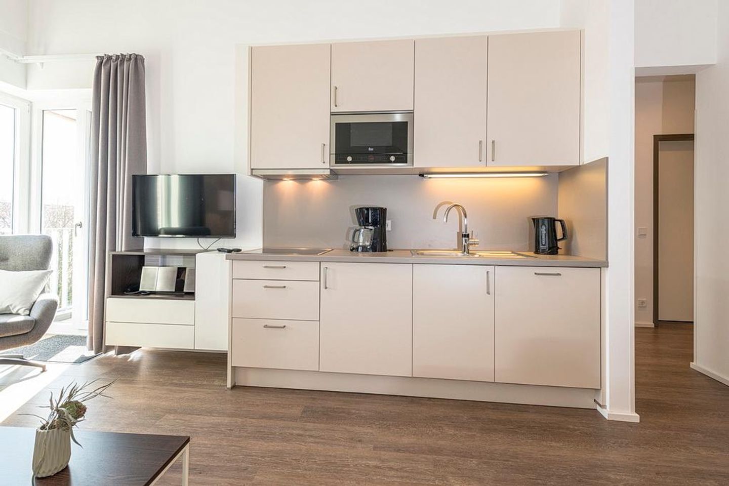 Apartmentvilla Anna See Apartmentvilla Anna See 3-16 Langeoog - Küchenzeile und Tv