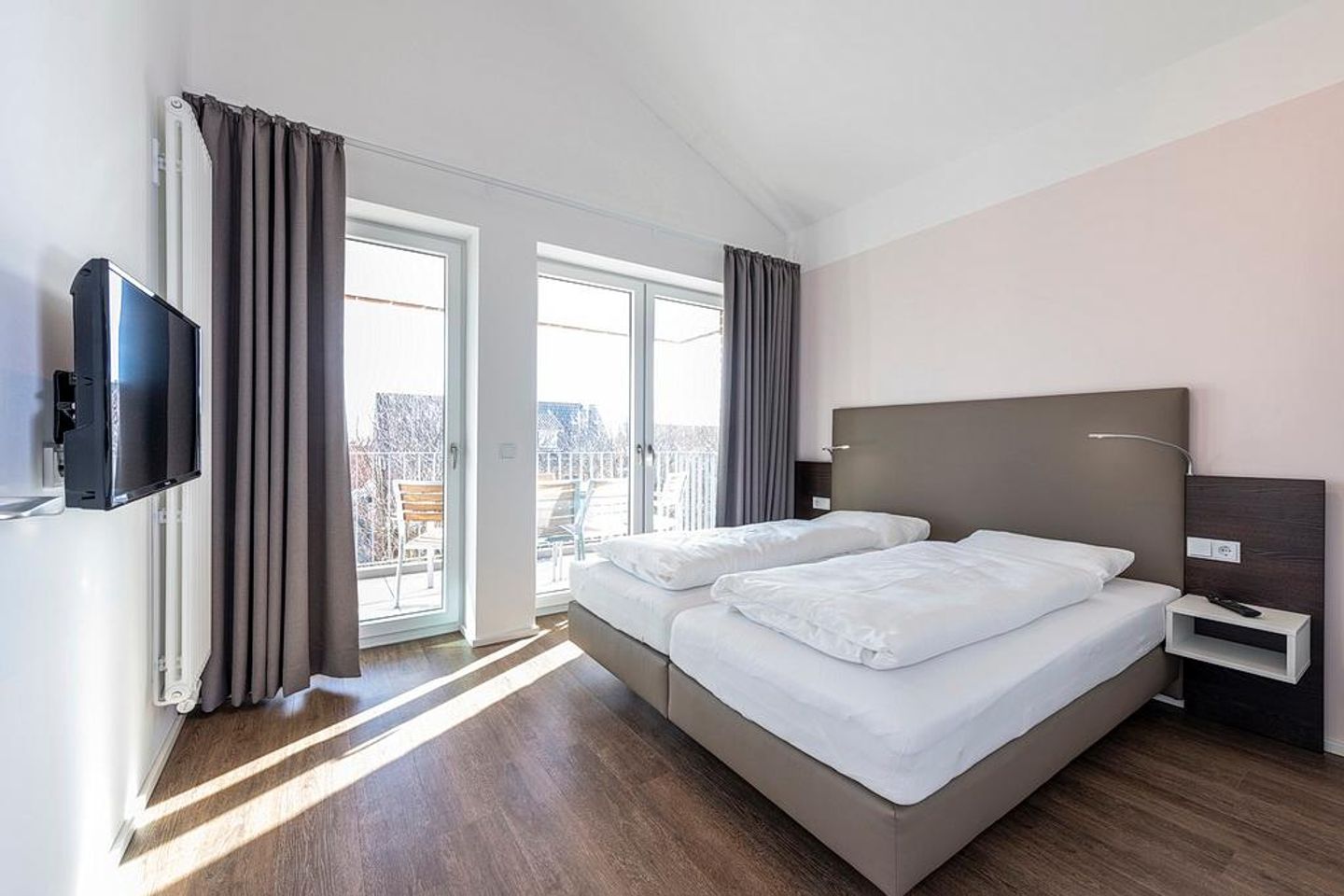 Apartmentvilla Anna See Apartmentvilla Anna See 3-16 Langeoog - Schlafzimmer mit Zugang zum Balkon