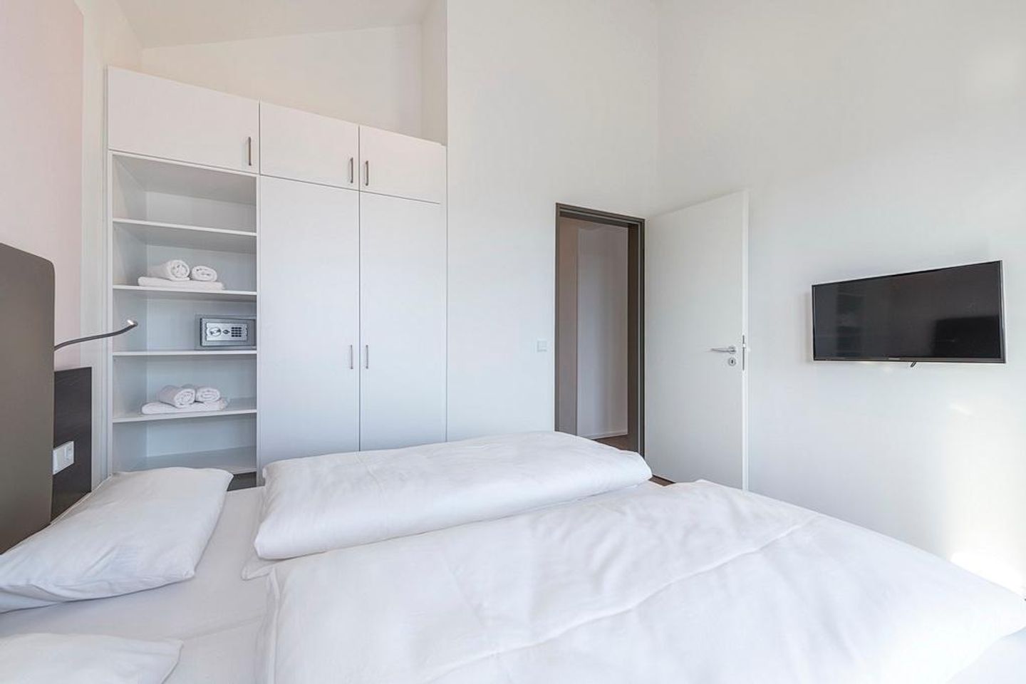 Apartmentvilla Anna See Apartmentvilla Anna See 3-16 Langeoog - Schlafzimmer mit Kleiderschrank und TV