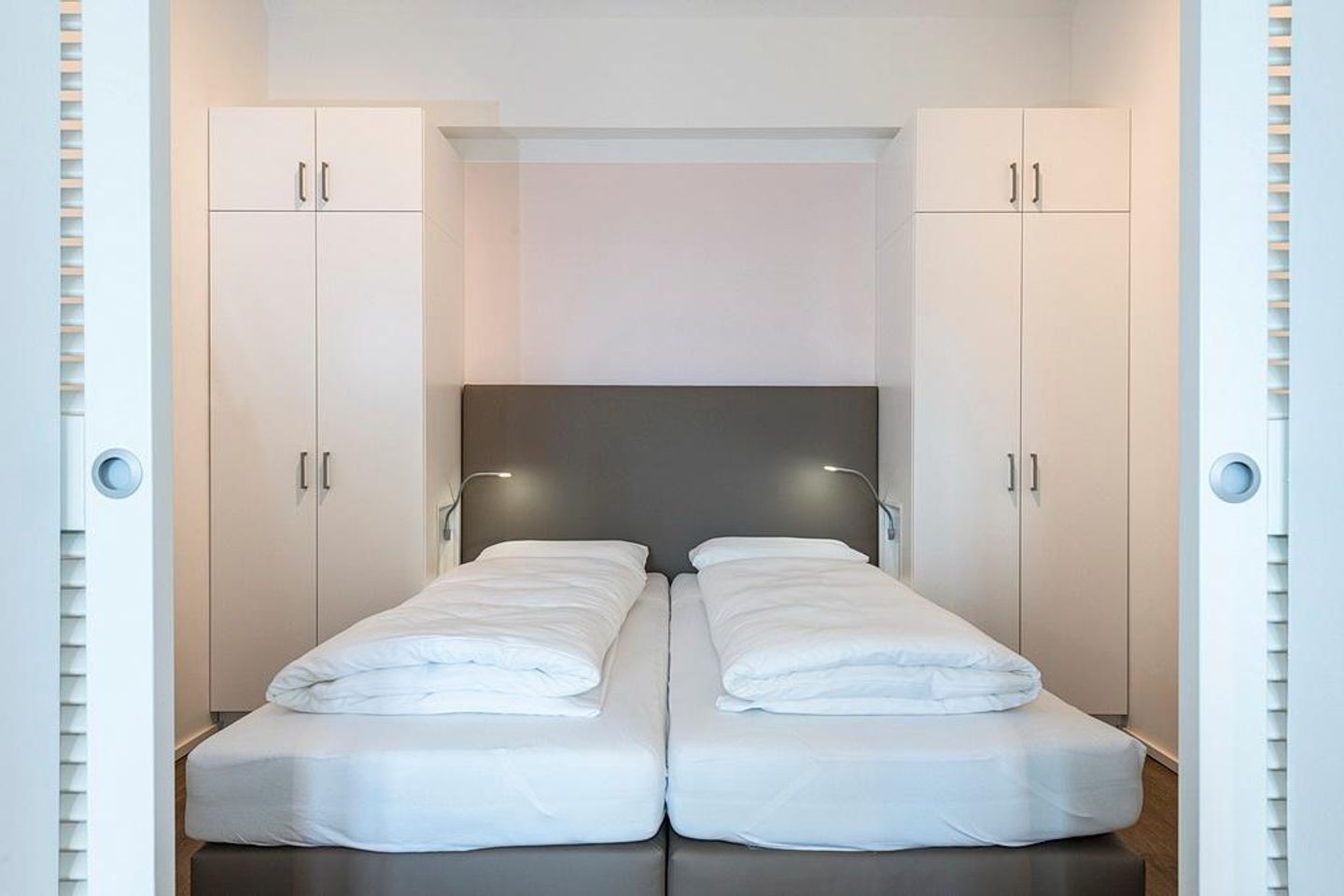 Apartmentvilla Anna See Apartmentvilla Anna See 3-16 Langeoog - Schlafzimmer mit Boxspringbett und Kleiderschrank