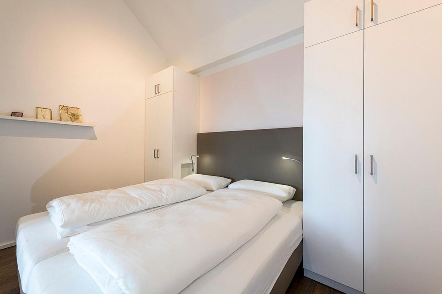 Apartmentvilla Anna See Apartmentvilla Anna See 3-16 Langeoog - Schlafzimmer mit Boxspringbett und Kleiderschrank