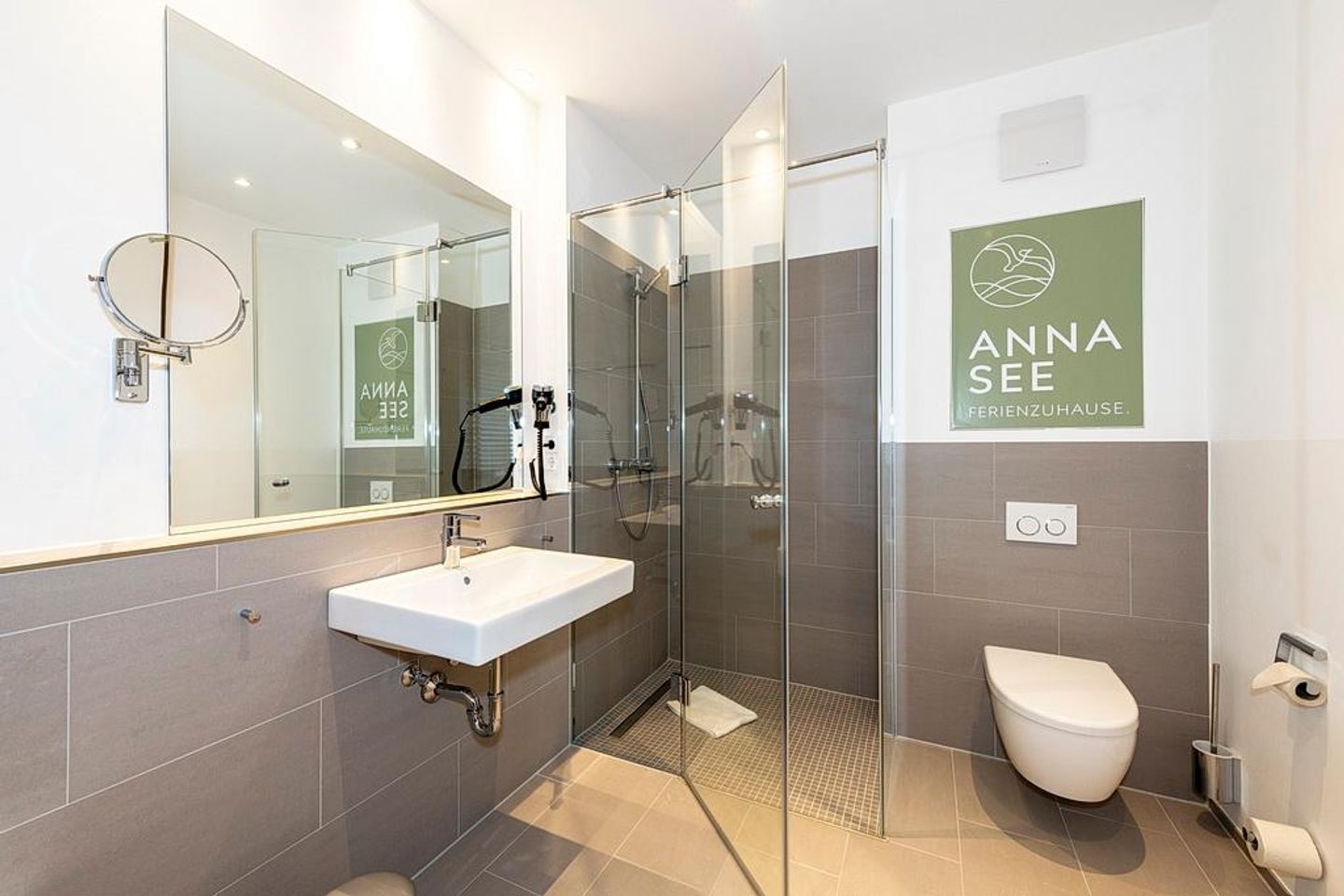 Apartmentvilla Anna See Apartmentvilla Anna See 3-16 Langeoog - Badezimmer mit Dusche, WC, Waschtisch und Spiegel