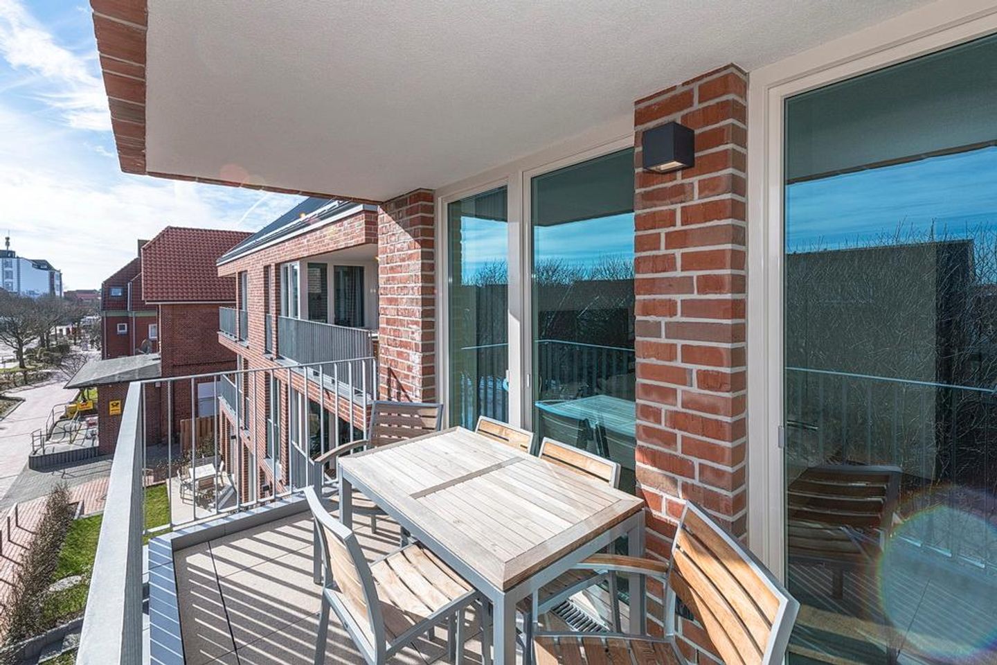 Apartmentvilla Anna See Apartmentvilla Anna See 3-16 Langeoog - Überdachter Balkon mit Sitzgelegenheit