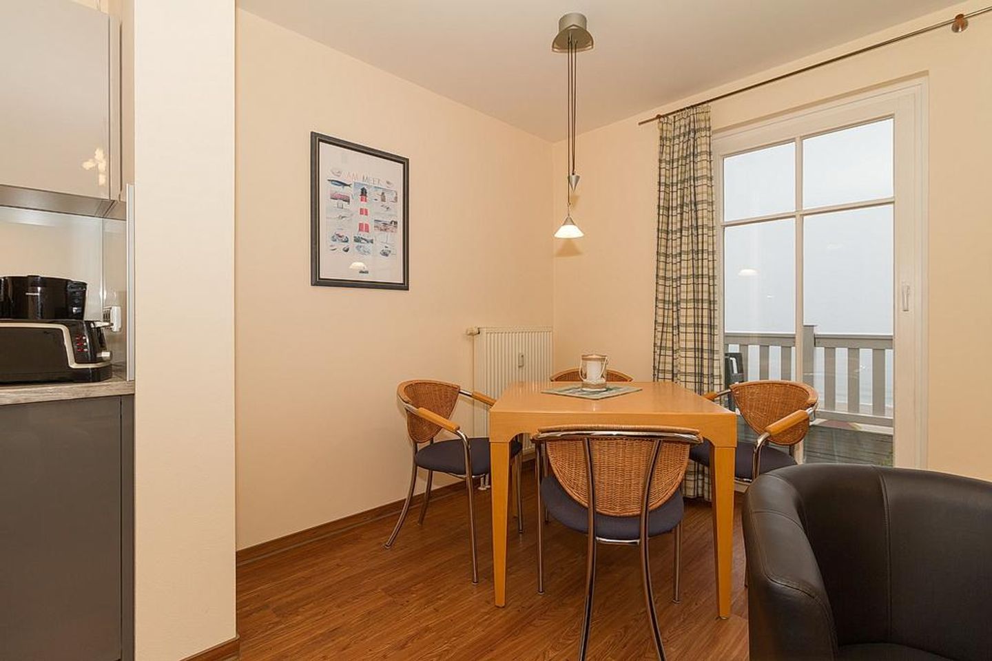 Meeresblick Meeresblick 321 Kühlungsborn - Wohn-Essbereich mit Esstisch und Sitzgelegenheit