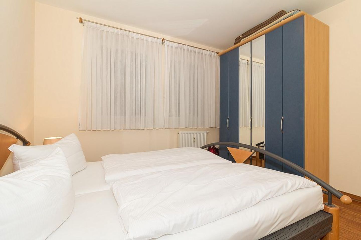 Meeresblick Meeresblick 321 Kühlungsborn - Schlafzimmer mit Doppelbett und Kleiderschrank