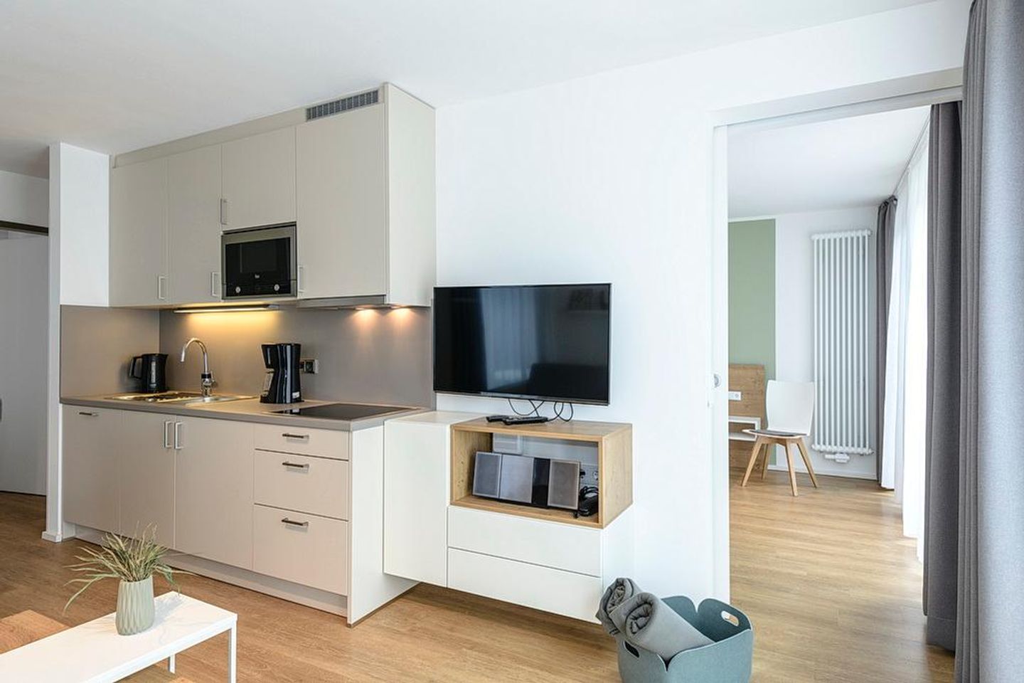 Apartmentvilla Anna See Apartmentvilla Anna See 1-10 Langeoog - Wohn-Essbereich mit Küchenzeile und TV