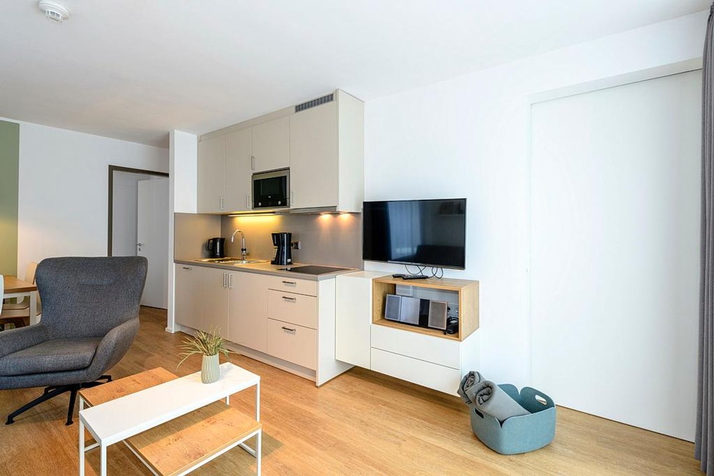 Apartmentvilla Anna See Apartmentvilla Anna See 1-10 Langeoog - Wohn-Essbereich mit Flatscreen-TV