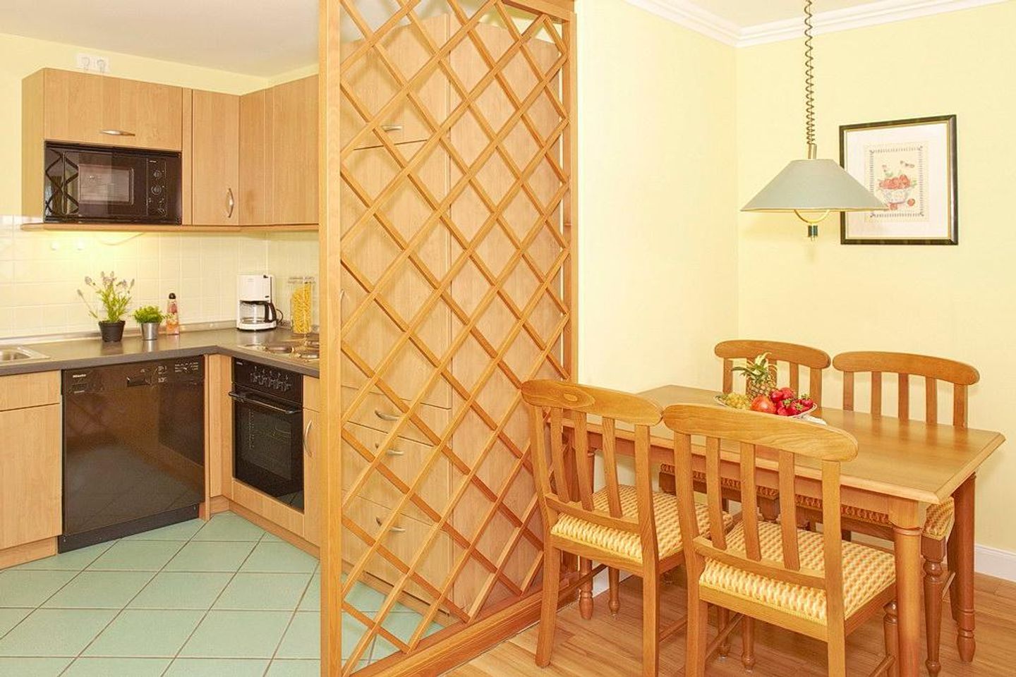 Seehof Seehof 222 Usedom - Küchenzeile mit Esstisch und Sitzgelegenheit