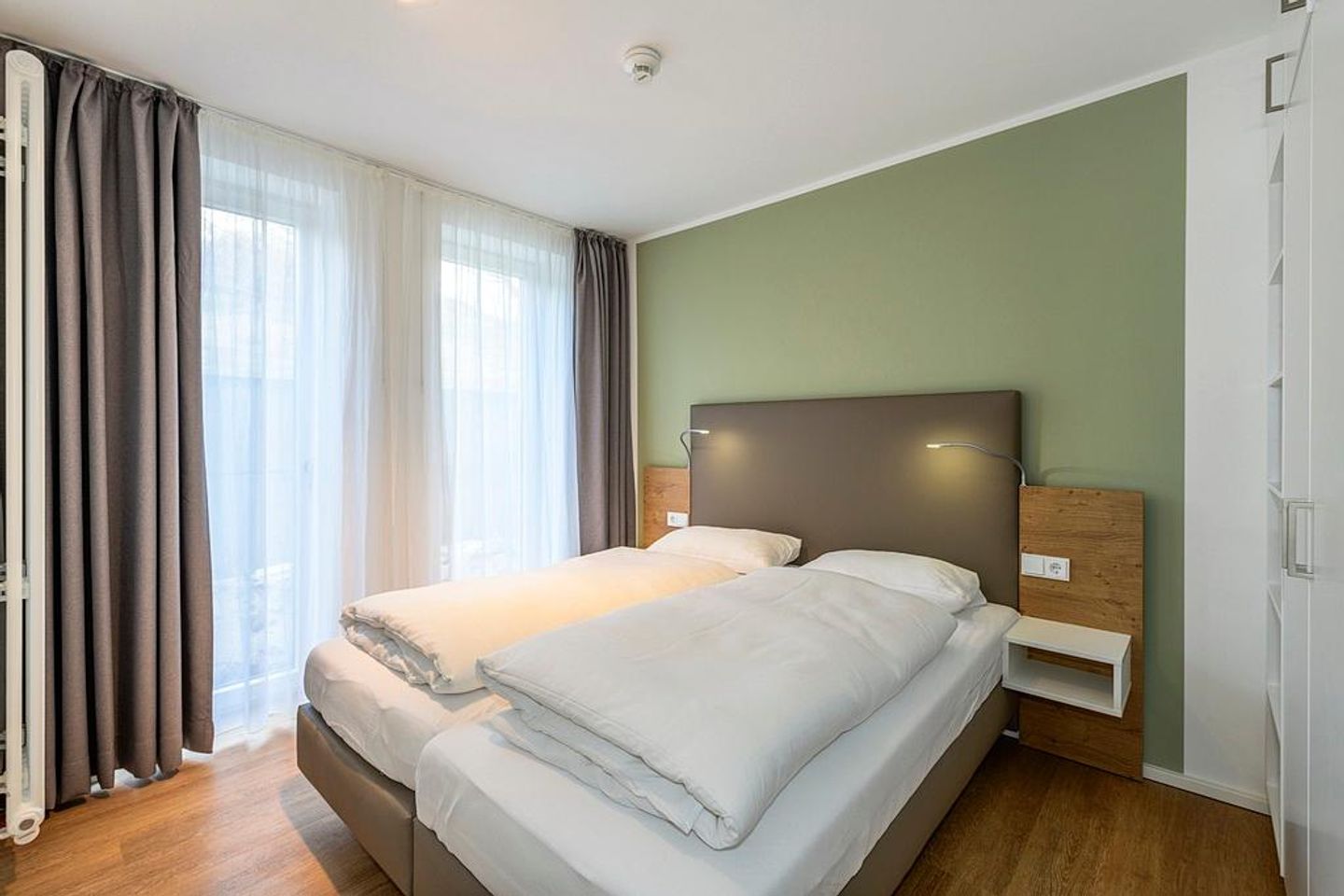 Apartmentvilla Anna See Apartmentvilla Anna See 1-10 Langeoog - Schlafzimmer mit Doppelbett und Kleiderschrank