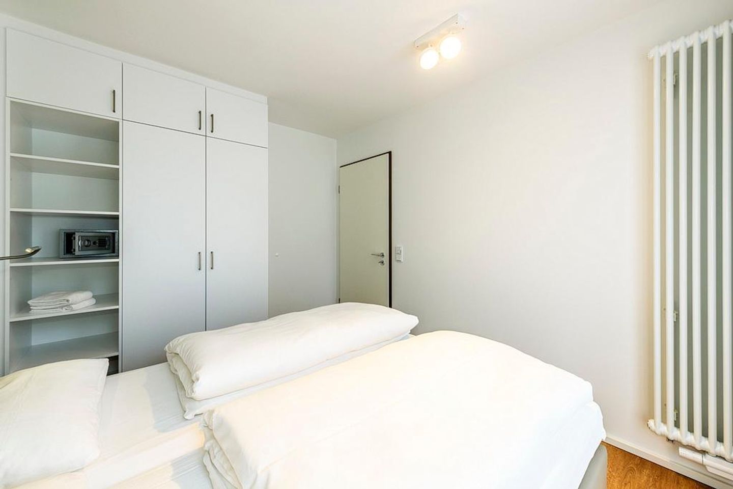 Apartmentvilla Anna See Apartmentvilla Anna See 1-10 Langeoog - Schlafzimmer mit Doppelbett und Kleiderschrank