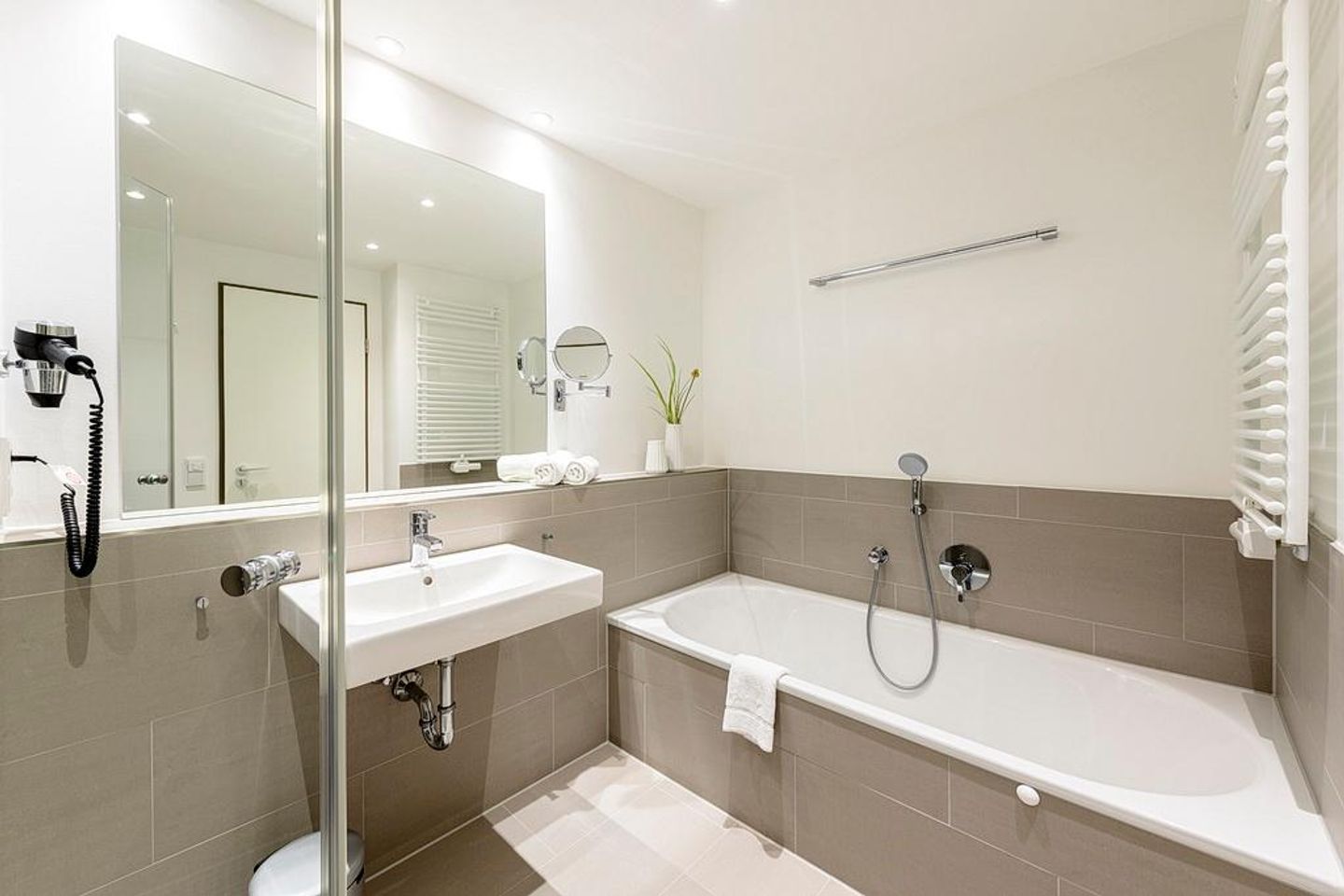 Apartmentvilla Anna See Apartmentvilla Anna See 1-10 Langeoog - Badezimmer mit Badewanne und Waschtisch