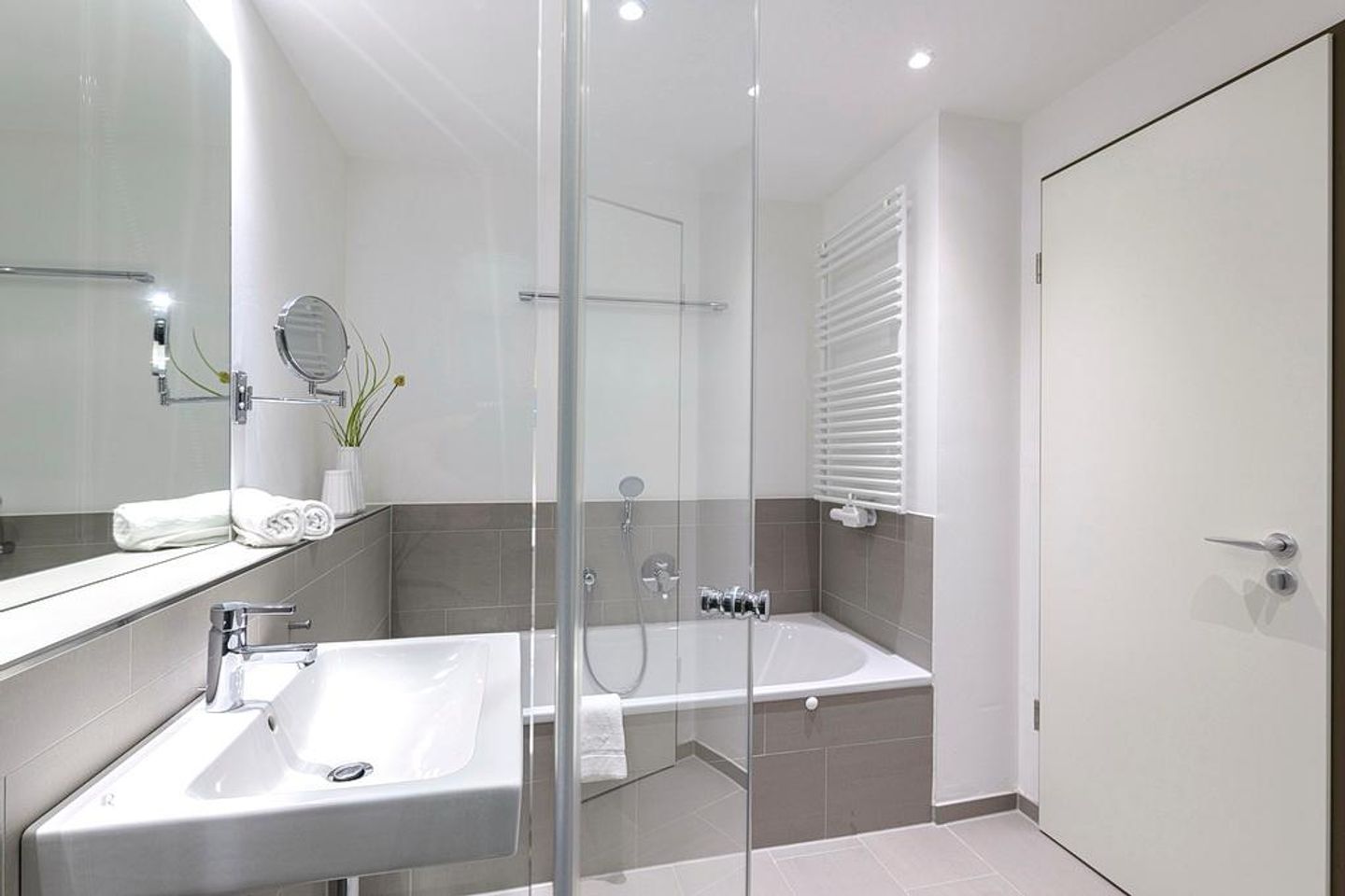 Apartmentvilla Anna See Apartmentvilla Anna See 1-10 Langeoog - Badezimmer mit Badewanne und Waschtisch